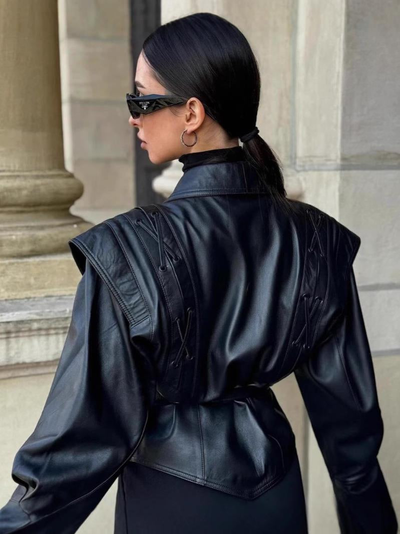 Madée | Zwarte Leren Look Dames Blazer met Strik Riem en Schouderdetails