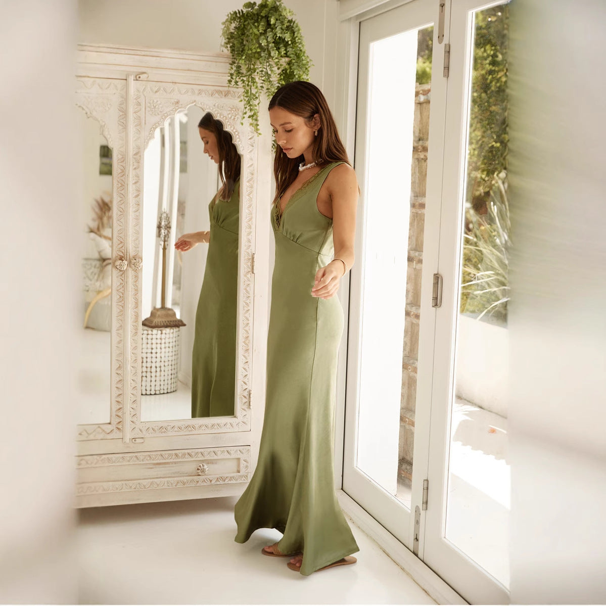 Lieve | Luxe Avondjurk met Diepe V-hals en Kantafwerking