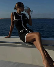 Elegante Mouwloze Jurk met Contrasterende Knopen