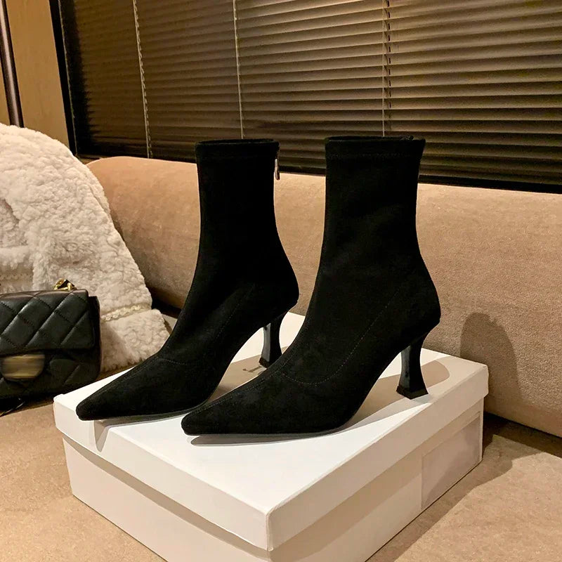 Noémie | Toe Sock Boots met Hak – Zwart Suède Look