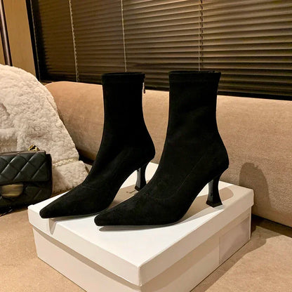 Noémie | Toe Sock Boots met Hak – Zwart Suède Look