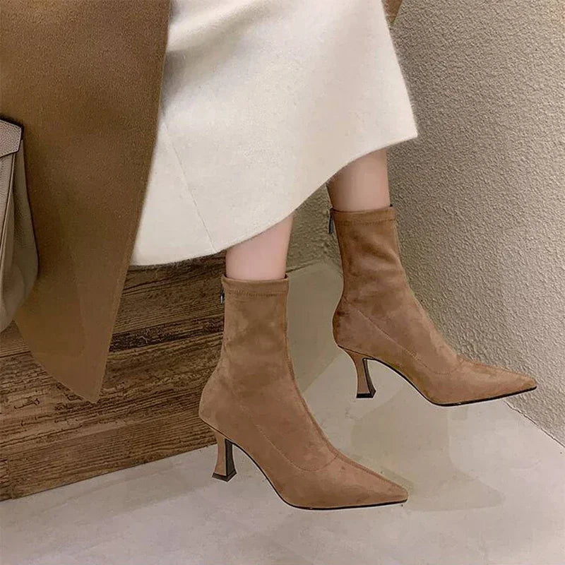 Noémie | Toe Sock Boots met Hak – Zwart Suède Look