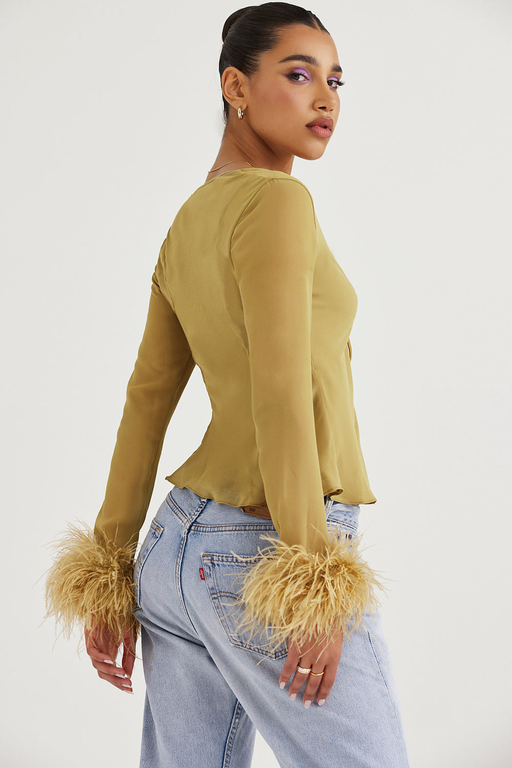 Breezy | Elegante V-hals Top met Strik en Veren Accenten