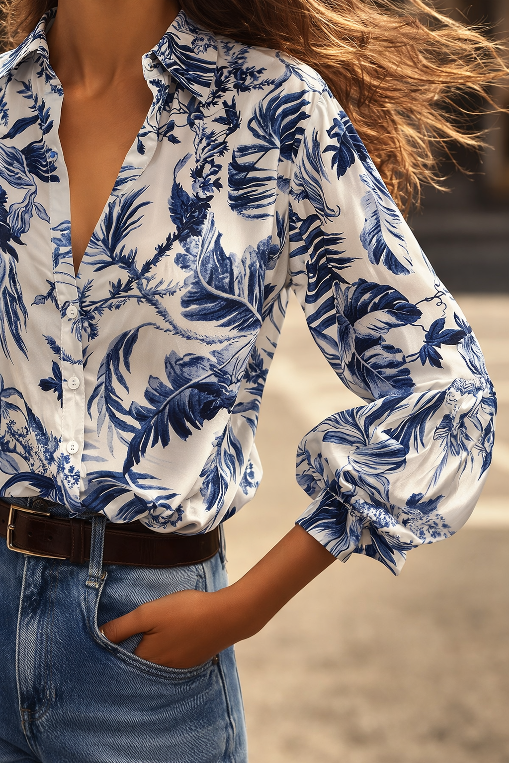 Transparante Knopenblouse met Blauwe Bloemenprint
