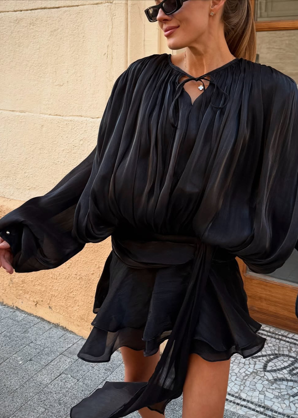 Amante | Zwarte Geplisseerde Mini jurk met Parelknopen