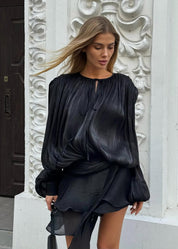 Amante | Zwarte Geplisseerde Mini jurk met Parelknopen