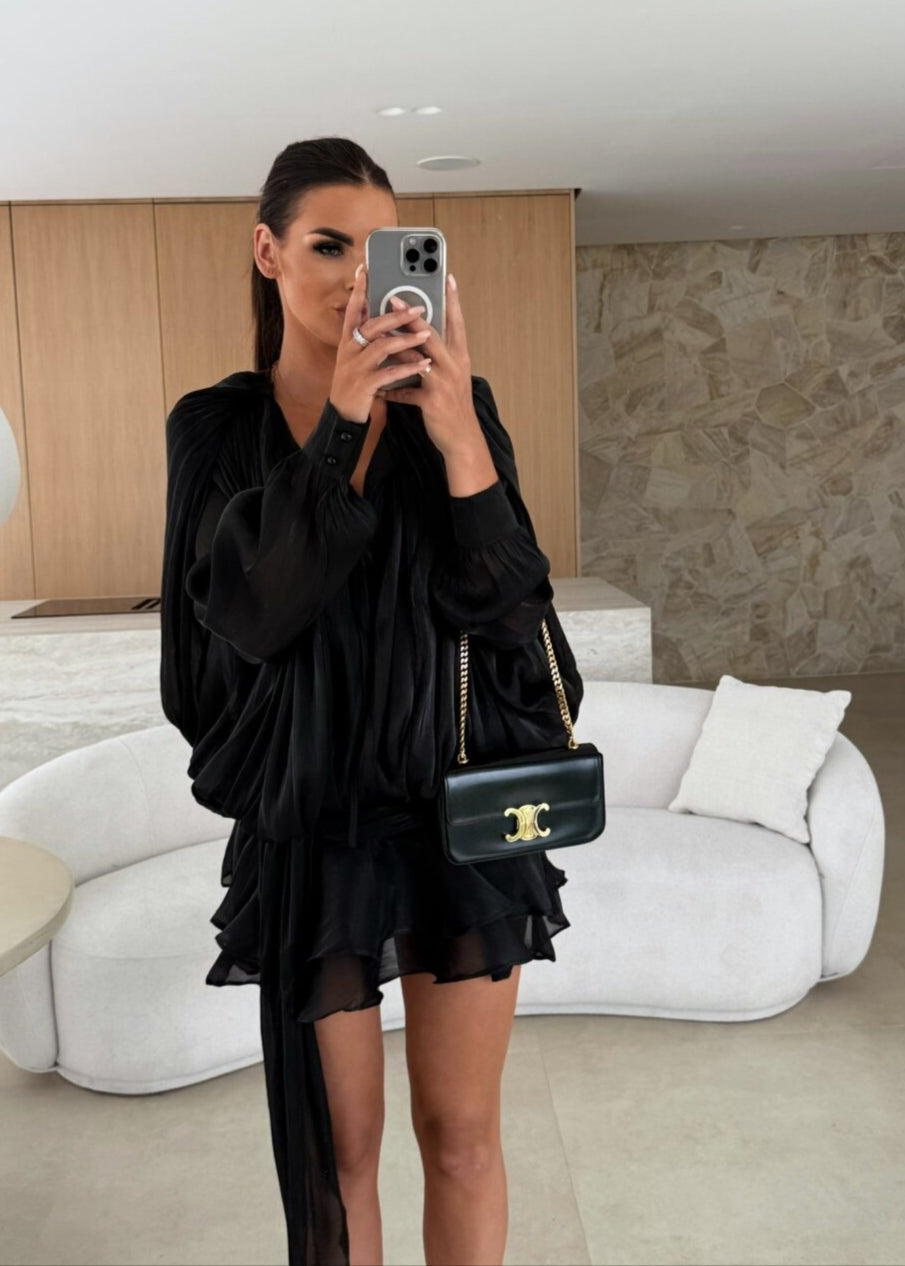 Amante | Zwarte Geplisseerde Mini jurk met Parelknopen