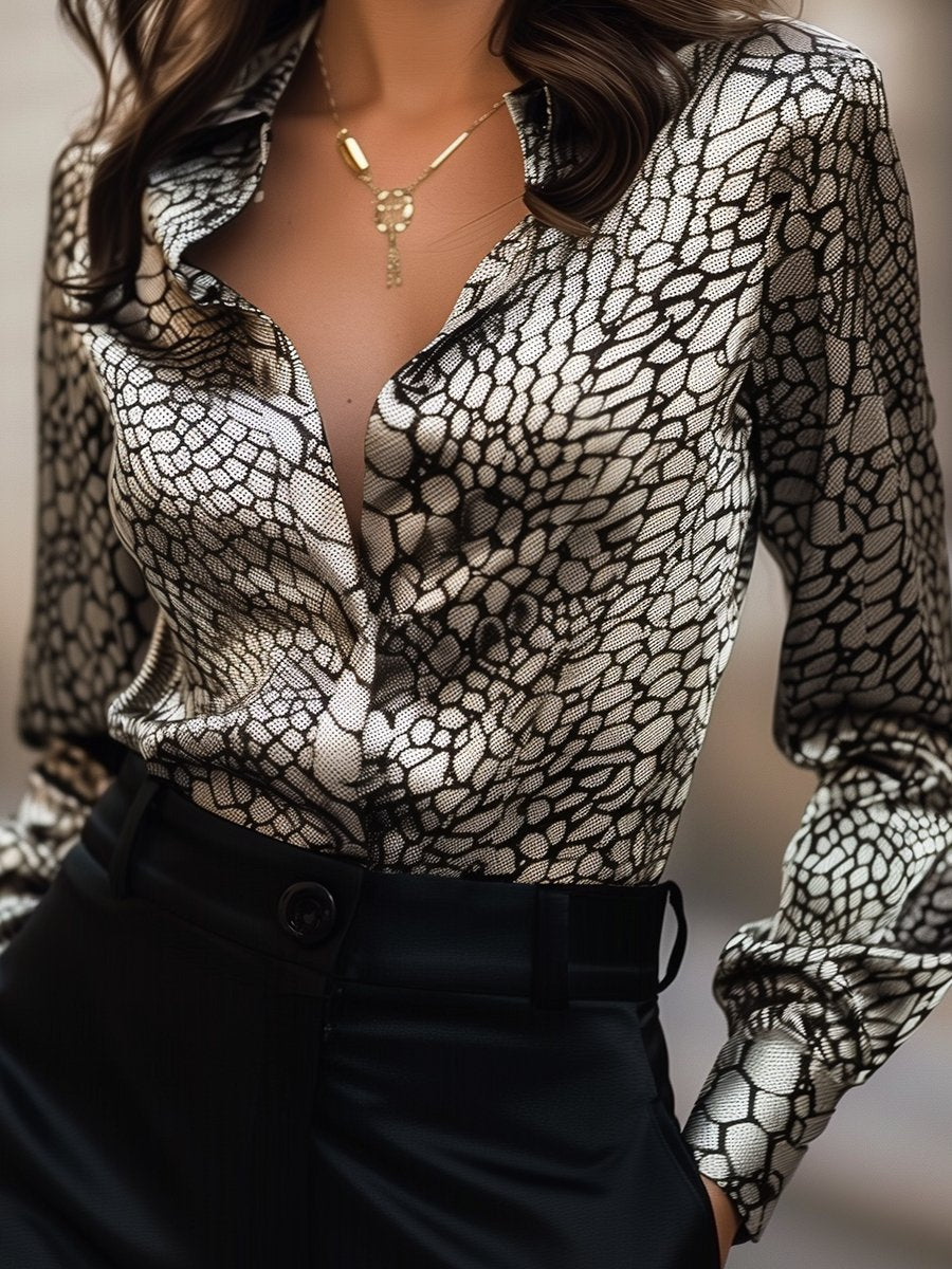 Moderne Satijnen Blouse met Klassiek Slangen Patroon