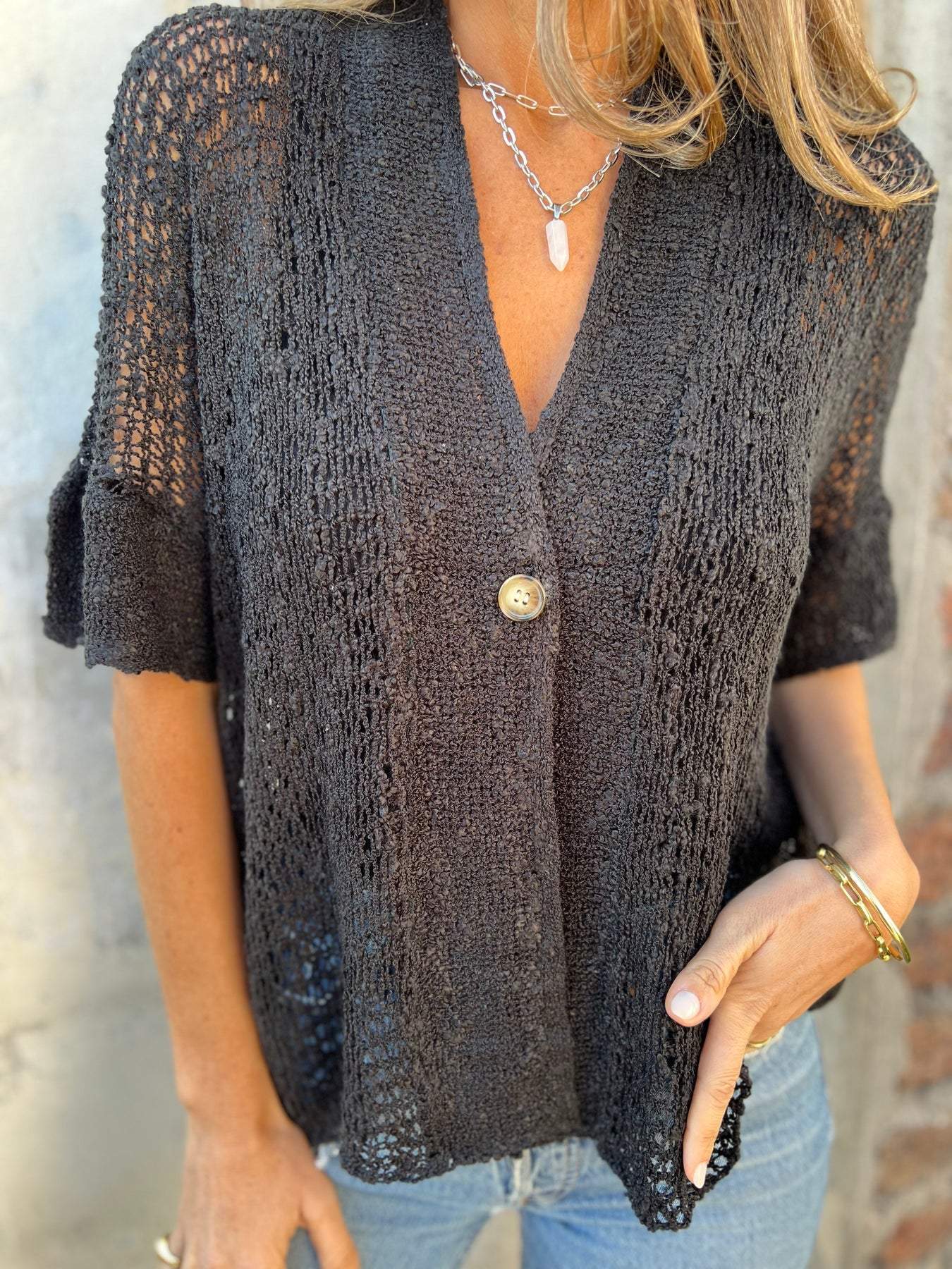 Nena | Gebreide Top met V-hals en Knoop Detail